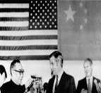 1979年1月1日晚，在美国首都华盛顿举行的招待会上，中国驻美国联络处主任柴泽民和美国副总统蒙代尔共同举杯，庆祝中美正式建立外交关系。